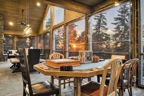 Dining - Eagles Nest River View, Dome, Hot Tub & Swim Pond (Coeur d'Alene)