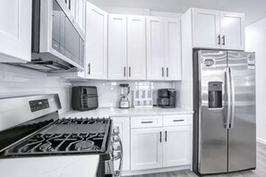 Microondas, horno, parrilla de estufa y lavavajillas 