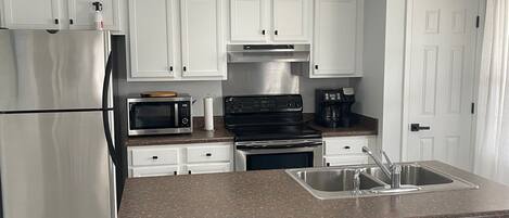 Microondas, horno, parrilla de estufa y toallas de papel