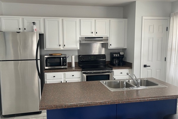 Microondas, horno, placa de cocina, servilletas de papel