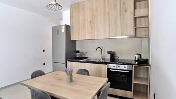 Fridge, oven, stovetop, coffee/tea maker