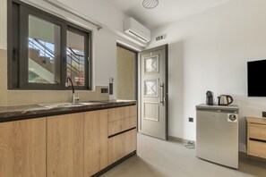 Fridge, stovetop, coffee/tea maker, electric kettle