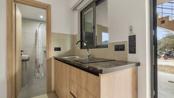 Réfrigérateur, plaque de cuisson, cafetiÚre/bouilloire