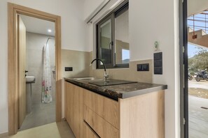 Fridge, stovetop, coffee/tea maker, electric kettle