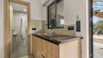 Fridge, stovetop, coffee/tea maker, electric kettle