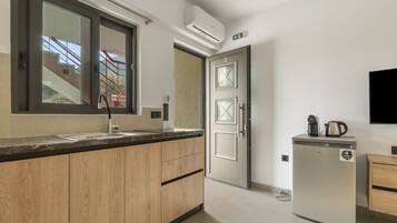 Fridge, stovetop, coffee/tea maker, electric kettle