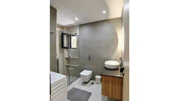 Shower, hair dryer, towels