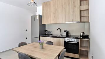 Fridge, oven, stovetop, coffee/tea maker