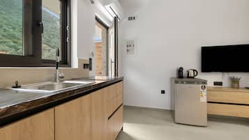 Fridge, stovetop, electric kettle, cookware/dishes/utensils