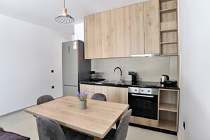 ثلاجة، موقد طهي مسطح، غلّاية كهربائية، مستلزمات طهي/أطباق/أوعية