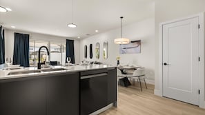 Apartment | 4 bedrooms, Internet
