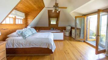 4 bedrooms, iron/ironing board, internet, bed sheets