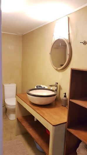 Regadera, secadora de cabello, toallas 