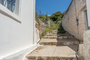 Property grounds - Holiday Home 'Hippocrates' with Mountain View, Wi-Fi and Air Conditioning (Amorgos)
