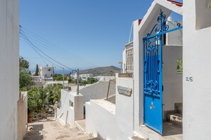Property grounds - Holiday Home 'Hippocrates' with Mountain View, Wi-Fi and Air Conditioning (Amorgos)