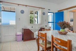 Dining - Holiday Home 'Hippocrates' with Mountain View, Wi-Fi and Air Conditioning (Amorgos)