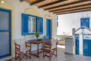 Outdoor dining - Holiday Home 'Hippocrates' with Mountain View, Wi-Fi and Air Conditioning (Amorgos)