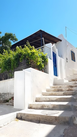 Property grounds. Holiday Home 'Hippocrates' with Mountain View, Wi-Fi and Air Conditioning