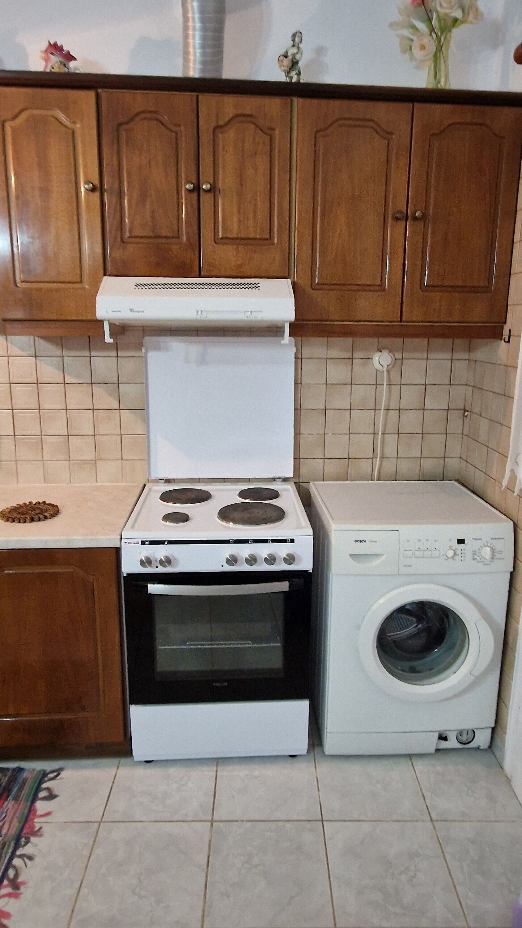 Kühlschrank, Ofen, Herdplatte, Wasserkocher mit Kaffee-/Teezubehör