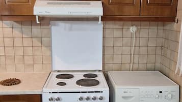 Een koelkast, een oven, een kookplaat, een koffiezetapparaat/waterkoker