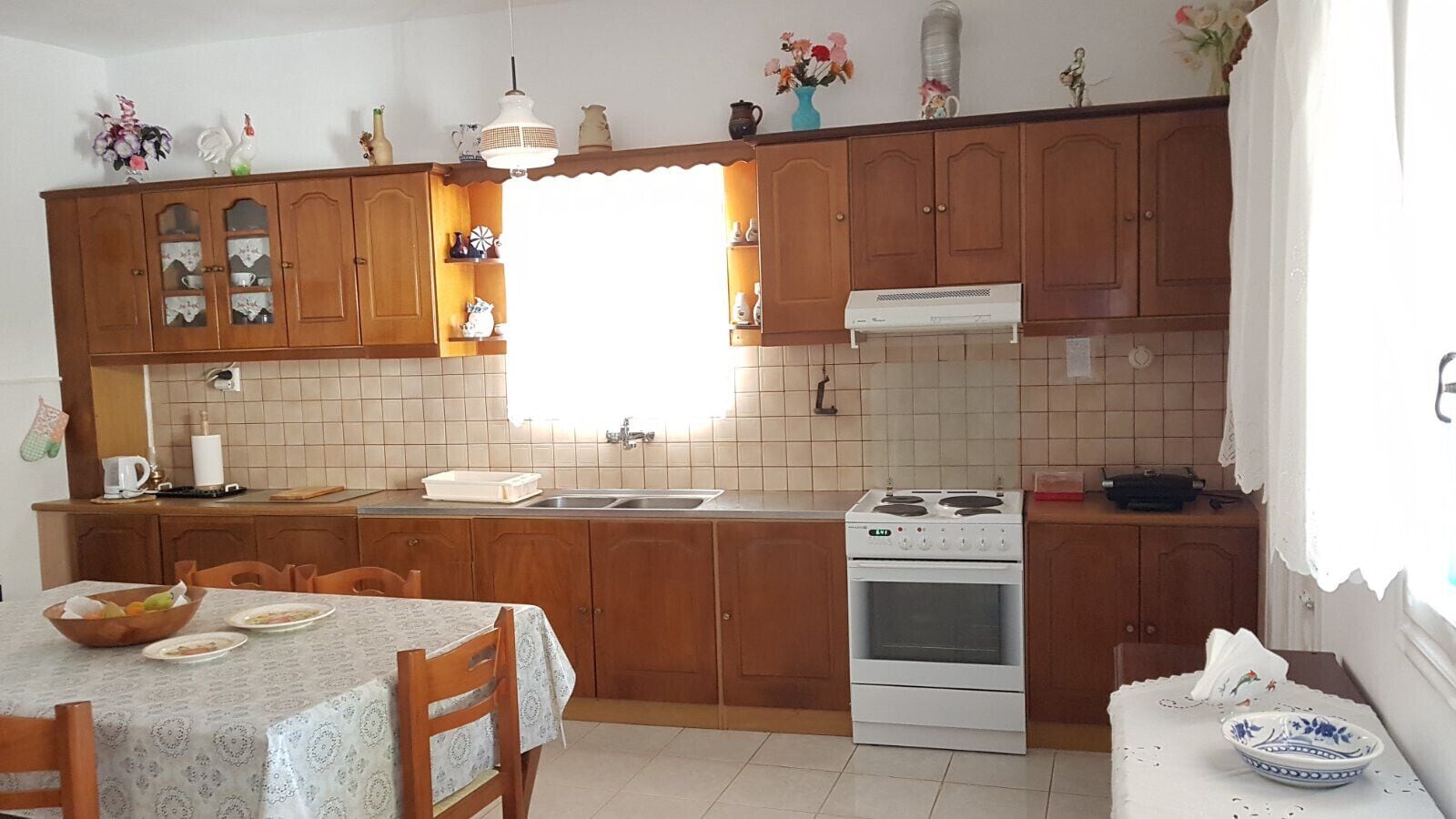 Jääkaappi, uuni, liesi, kahvin-/teenkeitin