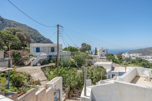Property grounds - Holiday Home 'Hippocrates' with Mountain View, Wi-Fi and Air Conditioning (Amorgos)