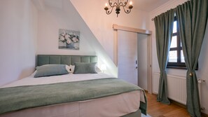 4 bedrooms, iron/ironing board, free WiFi, bed sheets