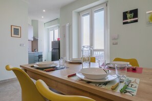 Appartement, 1 chambre | Coin séjour | Télévision de 30 pouces avec chaßnes par satellite