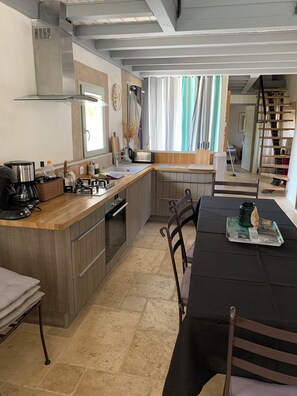 Deluxe Cottage, Patio, Garden View | Private kitchen | Highchair