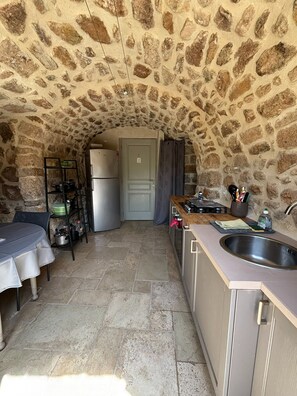 Stuga Comfort - utsikt mot trädgården | Eget kök | Barnstol