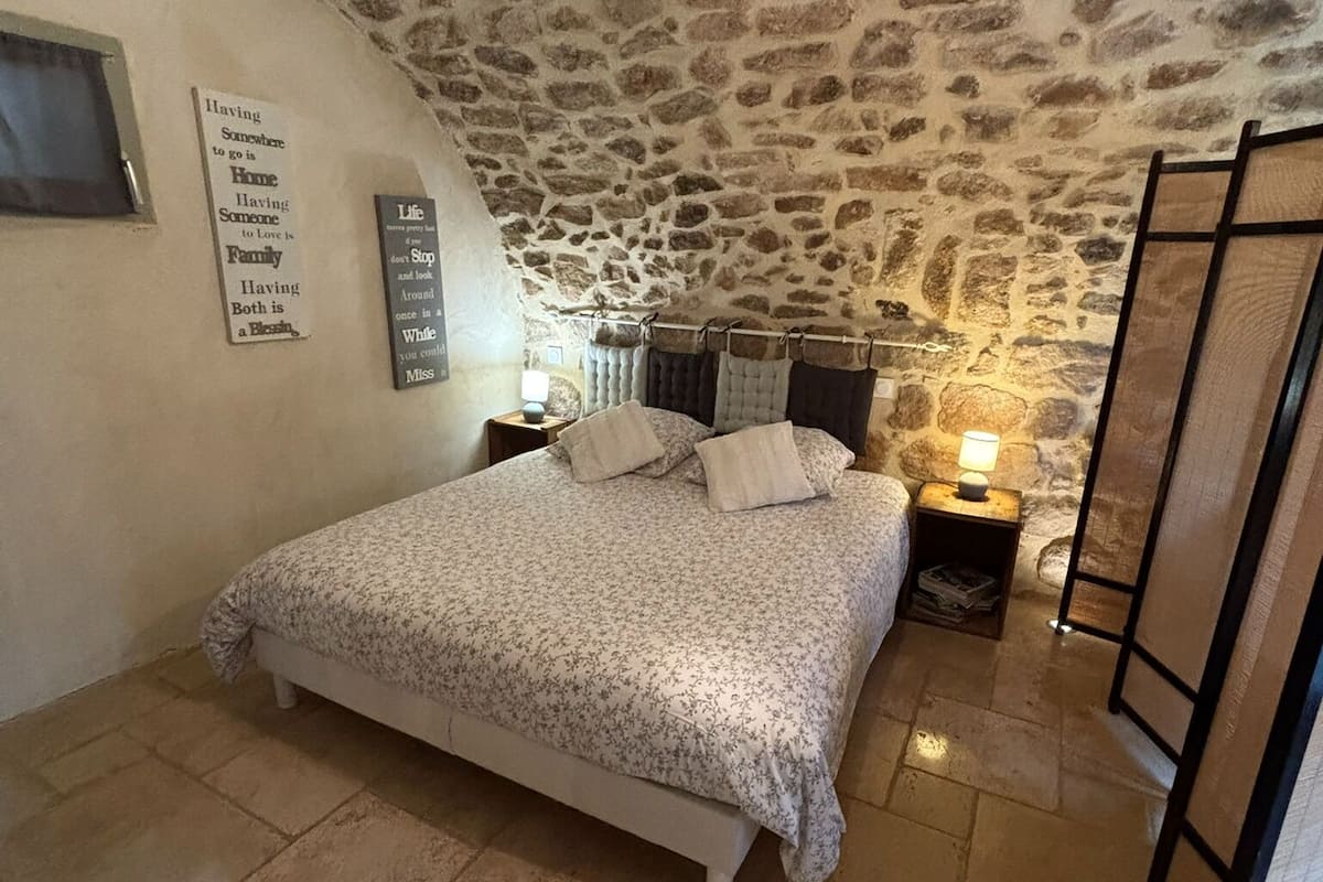 Comfort Cottage, Garden View | Iron/ironing board, free cribs/infant beds, free WiFi, bed sheets