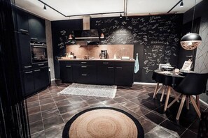 ثلاجة، فرن، موقد طهي مسطح، مستلزمات طهي/أطباق/أوعية