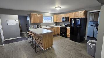 Een koelkast, een microgolfoven, een oven, een kookplaat