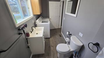 Een haardroger, handdoeken, zeep, shampoo