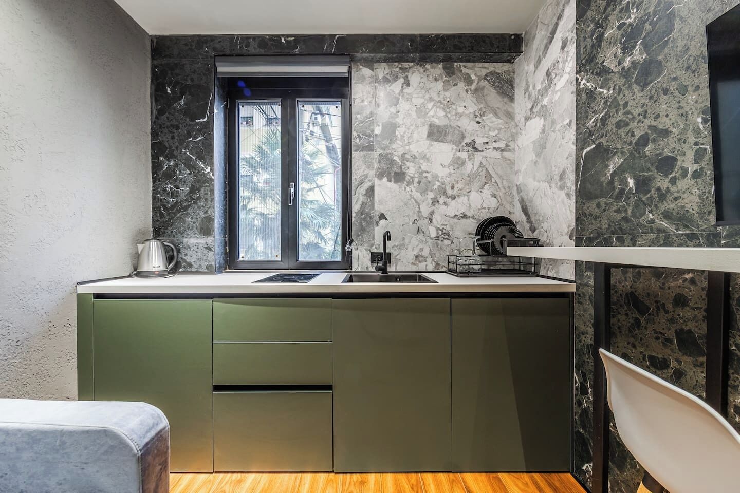 Kjøkkenutstyr og spisebord