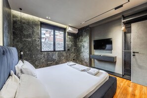 Een strijkplank/strijkijzer, wifi, beddengoed