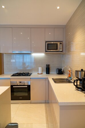 Een microgolfoven, een oven, een kookplaat