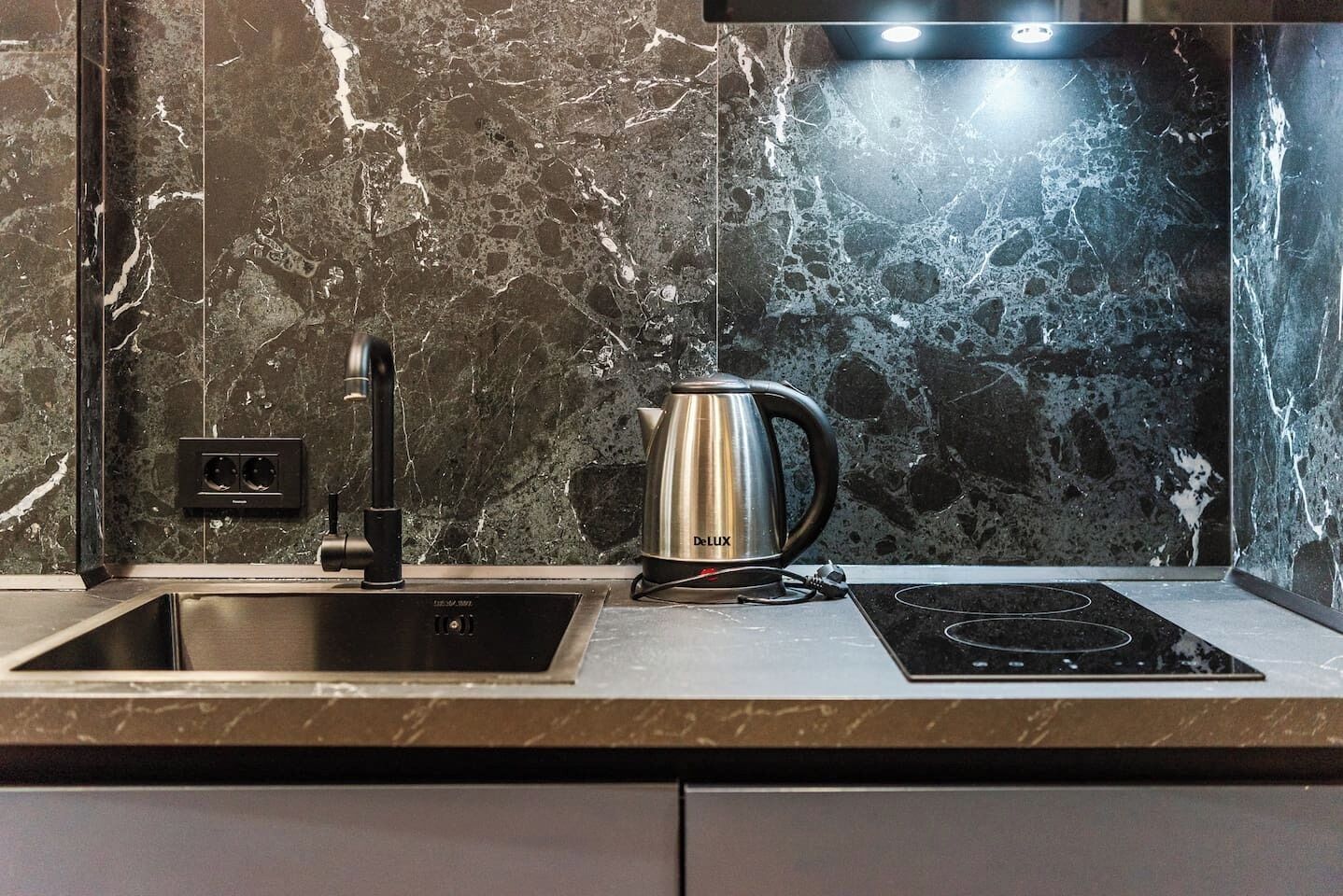 Kjøkkenutstyr og spisebord