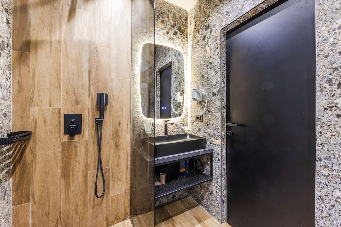 Sèche-cheveux, chaussons, serviettes fournies, papier toilette