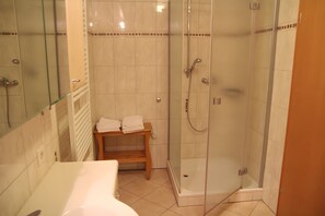 Douche, sèche-cheveux, serviettes fournies