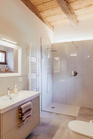 Ein modernes Badezimmer mit Dusche, Toilette und Waschtisch.