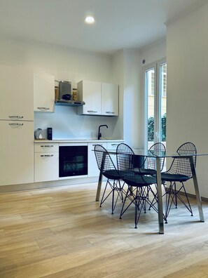 Fridge, oven, stovetop, electric kettle - Charming vacation home located a stone's throw from Piazza Mazzini, Prati area. (Roma)