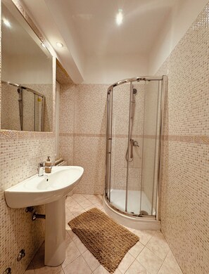Haartrockner, Bidet, Handtücher, Seife