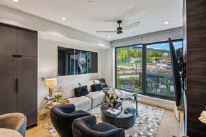 Televisión y chimenea 