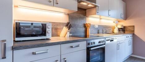 Réfrigérateur, micro-ondes, four, plaque de cuisson