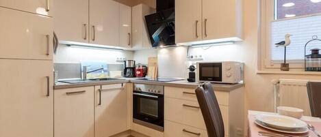 Køleskab, mikrobølgeovn, ovn, kogeplade