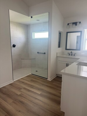 シャワー、タオル、石鹸、トイレットペーパー