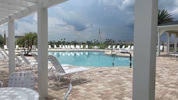 Alberca al aire libre y alberca climatizada