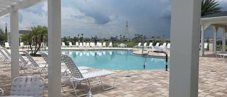 حمّام سباحة خارجي، حمّام سباحة مُدفَّأ