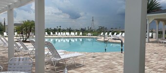 3/3 house in The Villages with pool/hot tub on pond/preserve